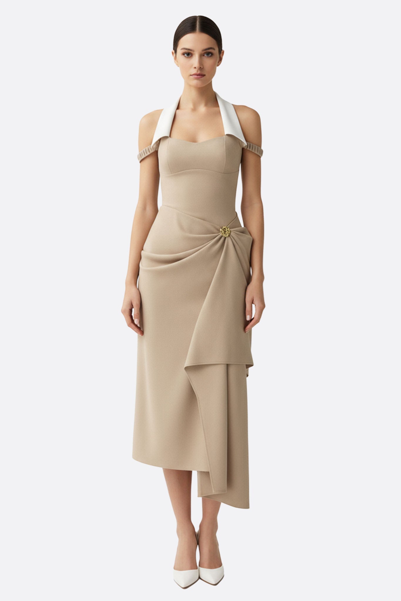 Robe drapée en crêpe beige à encolure contrastée — équilibre de mouvement et structure